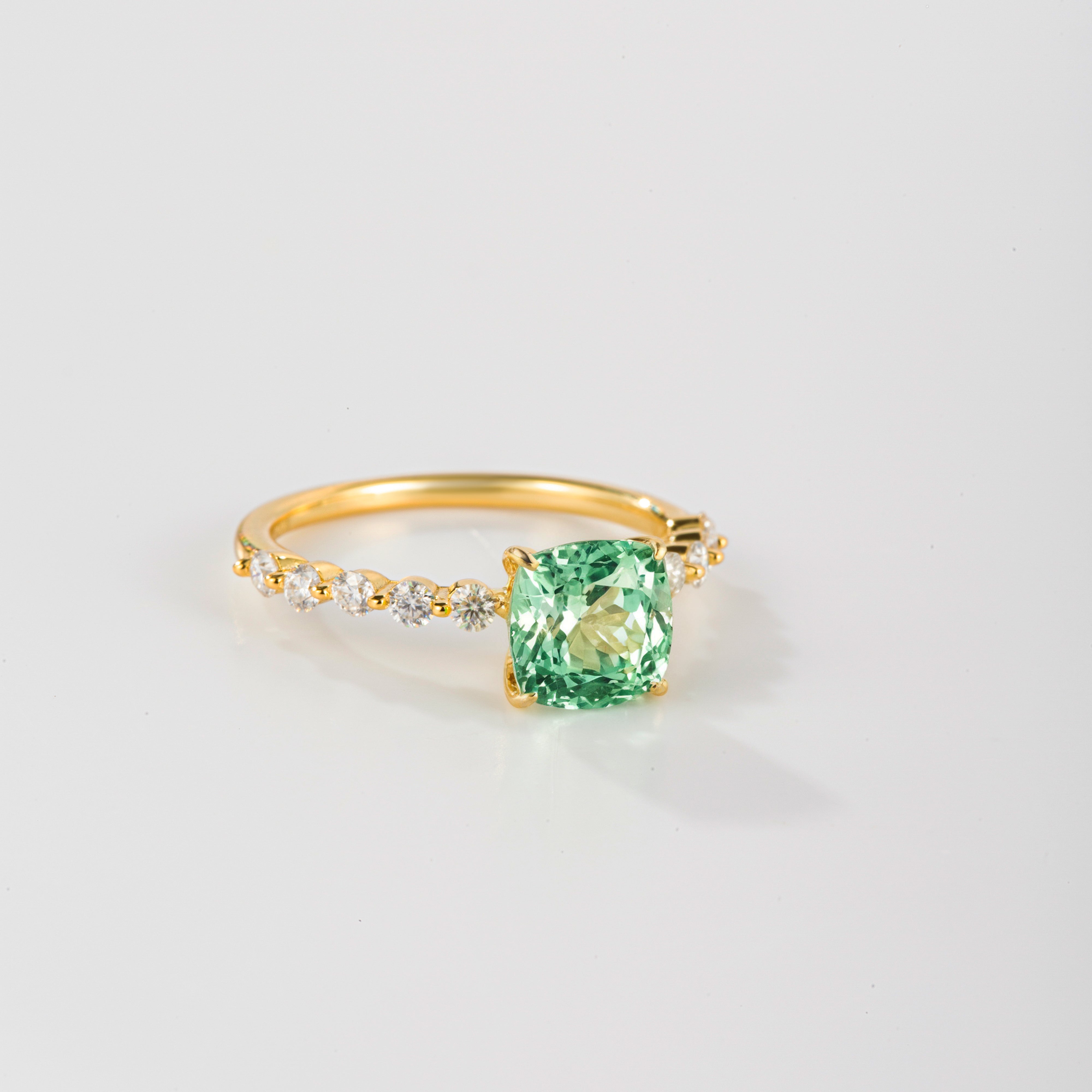 Mint Green Sapphire Lumière Flottante Ring | Alvaura